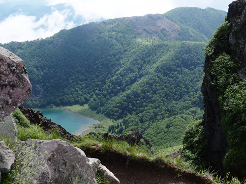 日光白根山の山腹に　コバルトブルーの五色沼