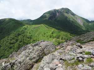 日光白根山の山容　山頂付近は溶岩ドームみたい