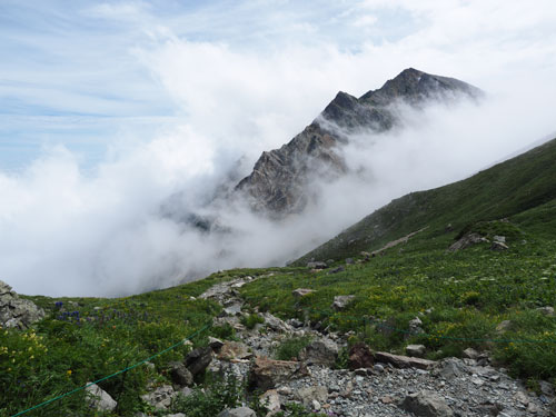 白馬三山の一つ杓子岳が雲の中に