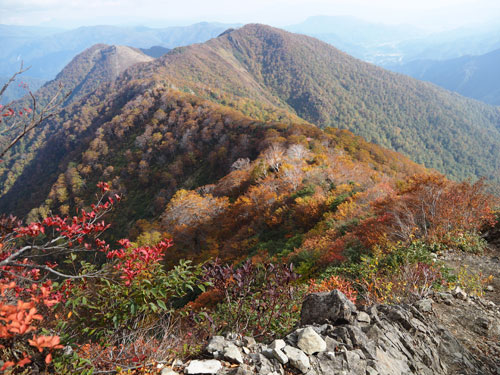 谷川岳登山　秋の紅葉トレッキング　日差しで紅葉がきれい！