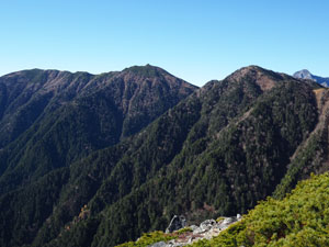 常念岳から続く稜線の先に蝶ヶ岳