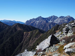 標高が上がると穂高、乗鞍の山容も見えてくる