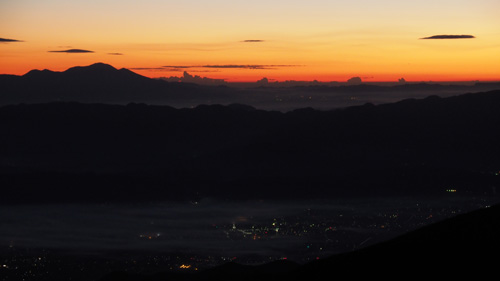 長野県　北アルプス　蝶ヶ岳ヒュッテからの夜明け