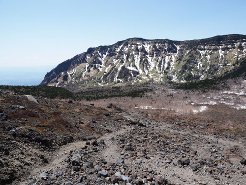 浅間山・前掛山途中からの雄大な外輪山の眺め