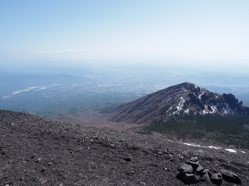 浅間山・前掛山からの眺望　霞んでいるのがちょっと残念！