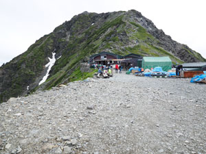 北岳山頂直下にある肩の小屋