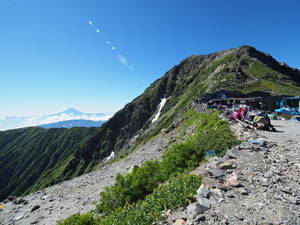 山梨県　南アルプスの北岳登山　肩の小屋より山頂を望む