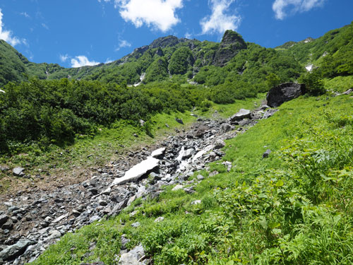 南アルプスの北岳山頂を望む山々