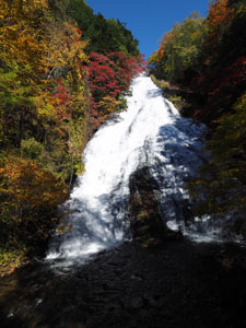 湯滝と紅葉　青空が美しい