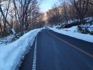 群馬県　赤城山登山　おのこ駐車場から黒檜山登山口へ道路を歩き移動