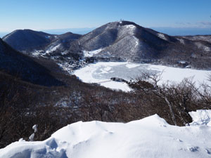 赤城山・地蔵岳と大沼　黒檜山中腹からの眺望