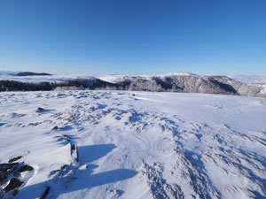 雪原の先に美ヶ原・王ヶ頭