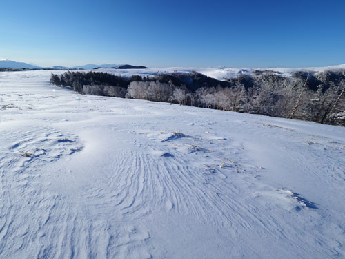 長野　美ヶ原・鹿伏山より　雪原の向こうに富士山などの山々