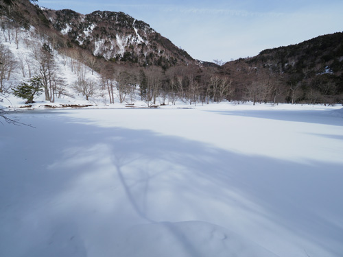 奥日光の蓼ノ湖　湖面は雪原　でも全て結氷してないみたい