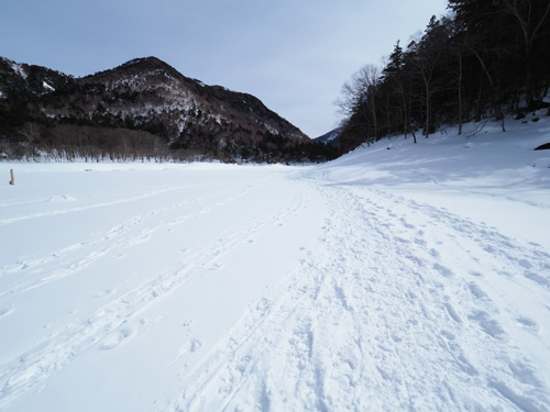 栃木県　奥日光の刈込湖　湖面は凍結し雪原が広がっている