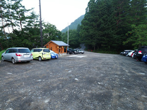 丹羽山村の雲取山登山口駐車場