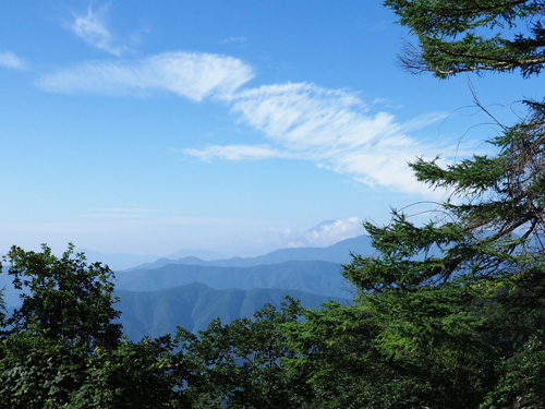 七ツ石山荘前より　少しでも富士山が見えて良かった