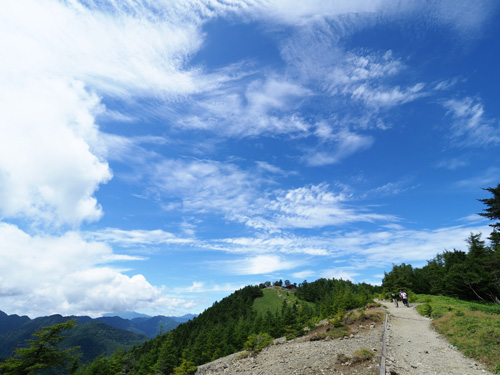 雲取山と秋の雲