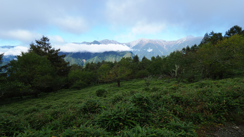 雲がかかっているが南アルプスが一望できる