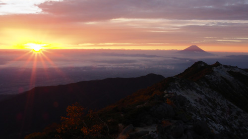 鳳凰三山　観音岳の日の出、富士山、薬師岳の眺め