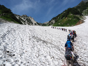 白馬大雪渓　白馬岳登山ルートに日本最大の雪渓