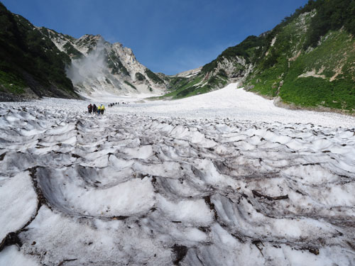 白馬大雪渓の表面はスプーンカット状態のデコボコ