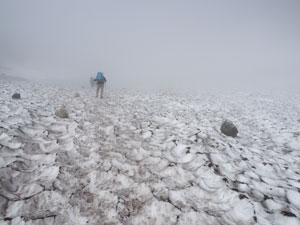 白馬岳登山　白馬大雪渓の途中で急にガスに包まれ視界不良