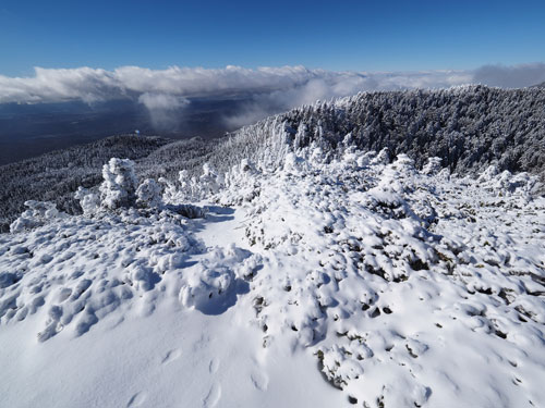 北横岳登山　山頂の美しい雪景色