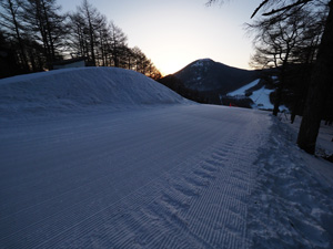 日の出前の湯の丸スキー場上部