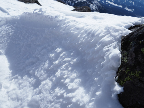 蓼科山山頂　面白い雪の造形