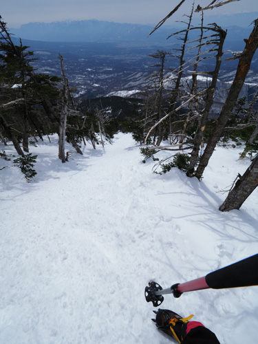 下山時、バランスを崩さないよう慎重に　蓼科山山頂直下の急斜面