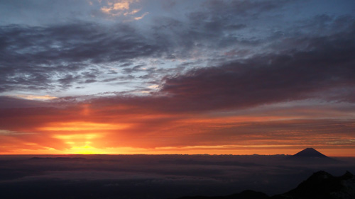 朝焼けと富士山　南アルプス・観音岳の夜明け
