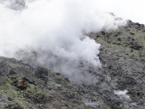那須岳・茶臼岳は活火山　白い噴気をいつも出して言う